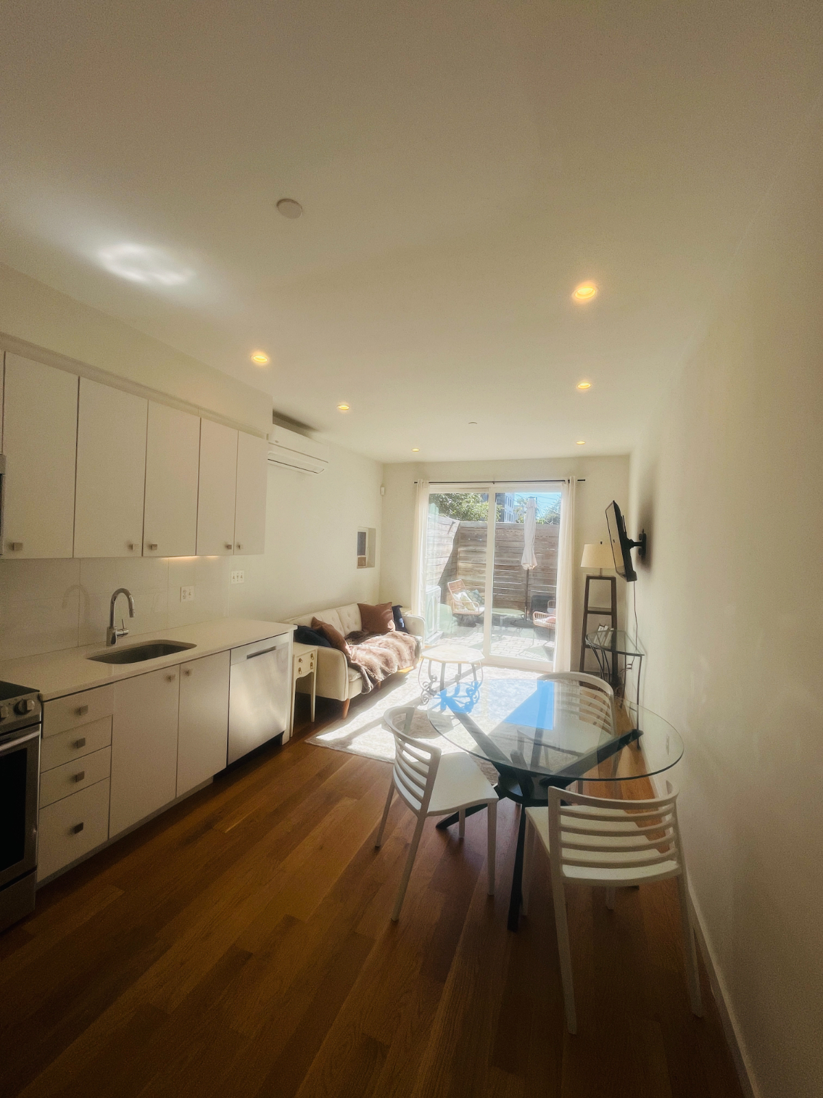 Entire Modern 3-Story Rowhouse, 2 Bedrooms, 2 Full Bathrooms, Pet Friendly - Photo 8