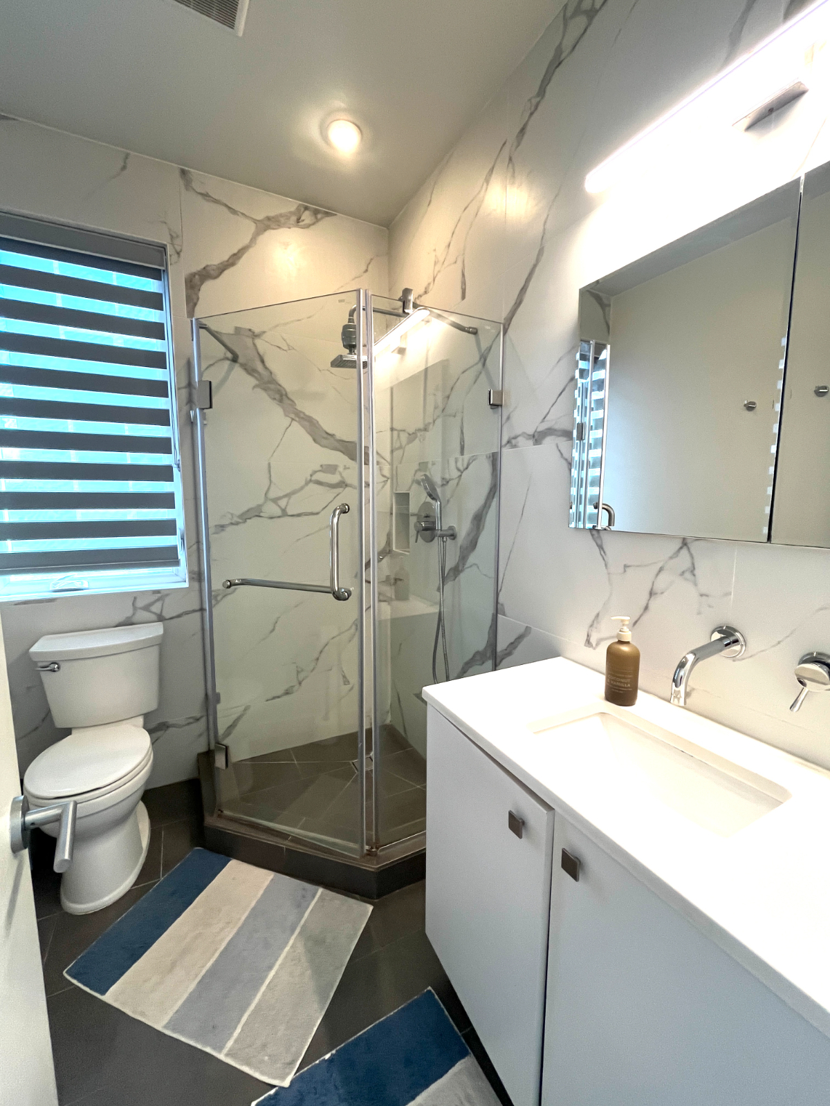 Entire Modern 3-Story Rowhouse, 2 Bedrooms, 2 Full Bathrooms, Pet Friendly - Photo 10