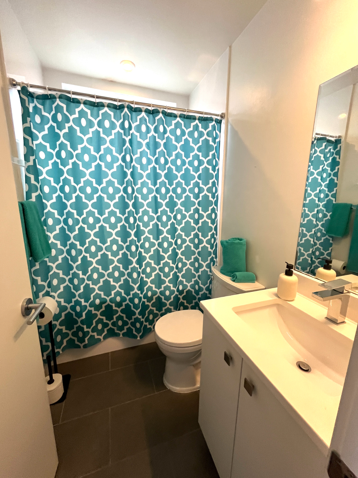 Entire Modern 3-Story Rowhouse, 2 Bedrooms, 2 Full Bathrooms, Pet Friendly - Photo 11