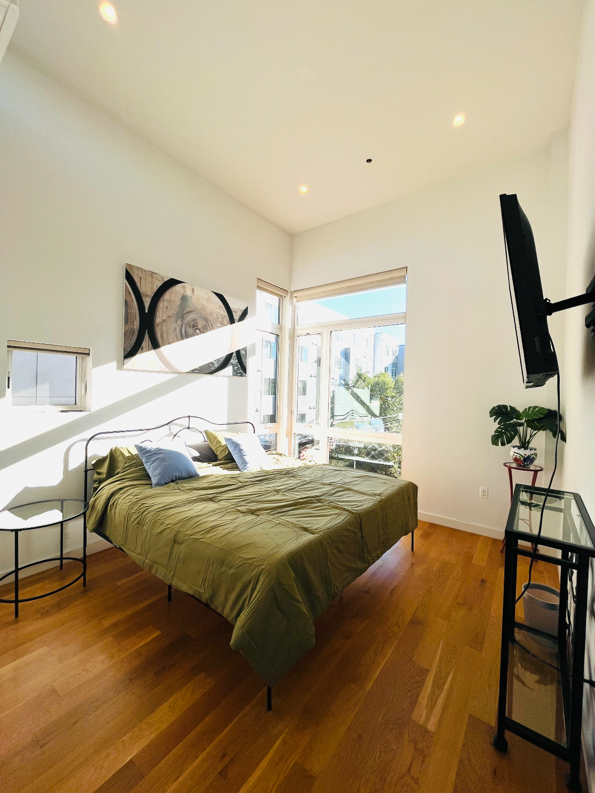 Entire Modern 3-Story Rowhouse, 2 Bedrooms, 2 Full Bathrooms, Pet Friendly - Photo 1