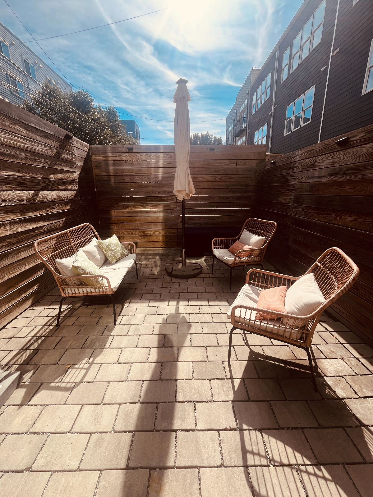 Entire Modern 3-Story Rowhouse, 2 Bedrooms, 2 Full Bathrooms, Pet Friendly - Photo 12