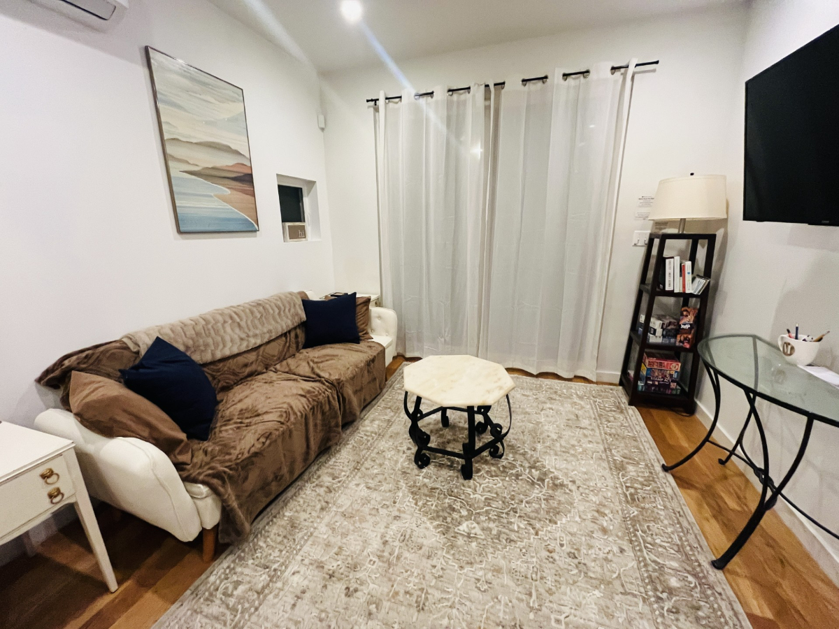 Entire Modern 3-Story Rowhouse, 2 Bedrooms, 2 Full Bathrooms, Pet Friendly - Photo 9