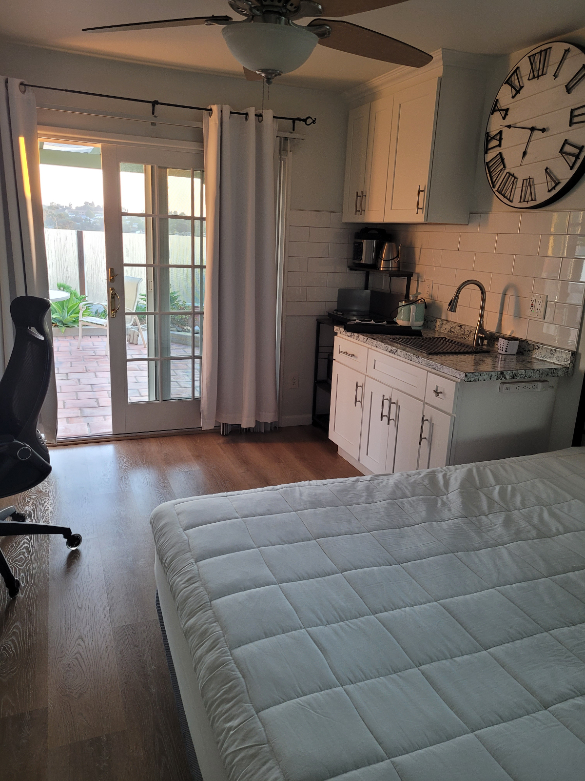 $1800. utility included STUDIO,KITCHENETTE /PRIVATE ENTRANCE/,BATHROOM/FURNISHED - Photo 4