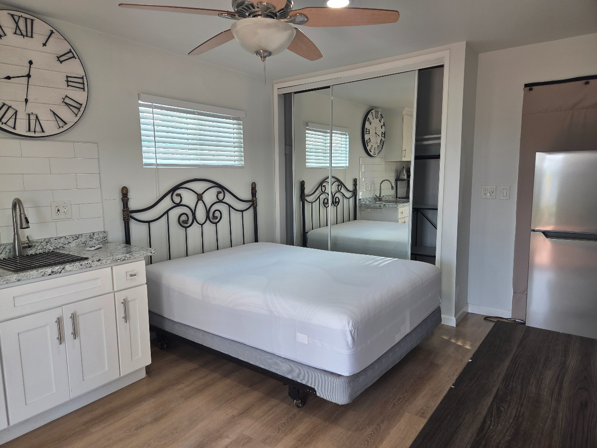 $1800. utility included STUDIO,KITCHENETTE /PRIVATE ENTRANCE/,BATHROOM/FURNISHED - Photo 5