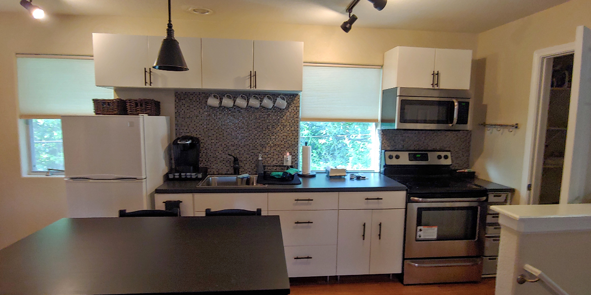 Garage Apartment in Quiet & Safe Residential Neighborhood. - Photo 2