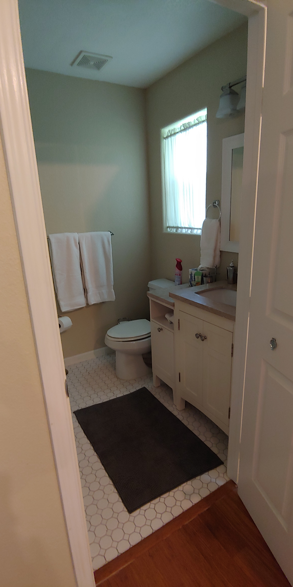 Garage Apartment in Quiet & Safe Residential Neighborhood. - Photo 3