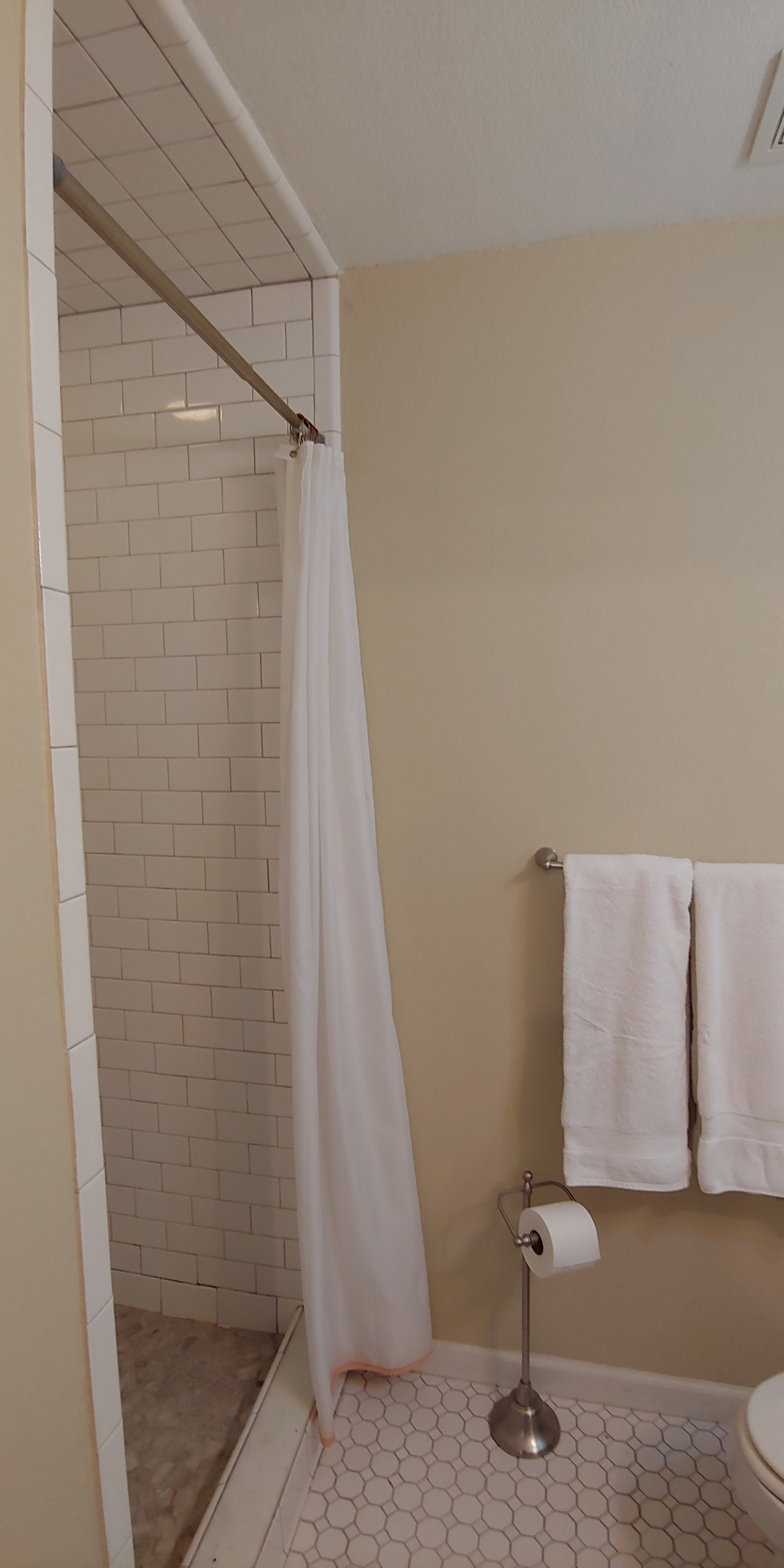 Garage Apartment in Quiet & Safe Residential Neighborhood. - Photo 1