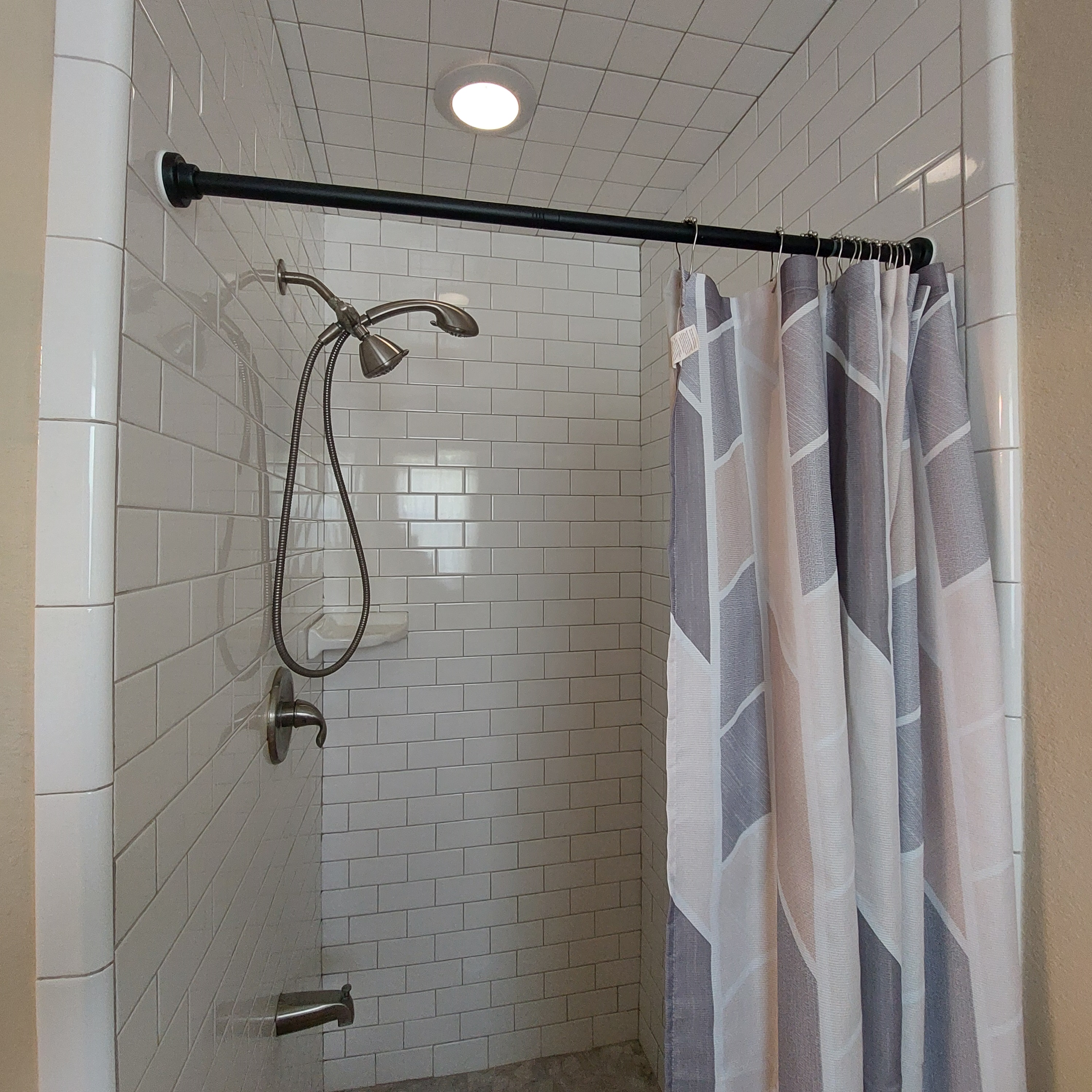 Garage Apartment in Quiet & Safe Residential Neighborhood. - Photo 4