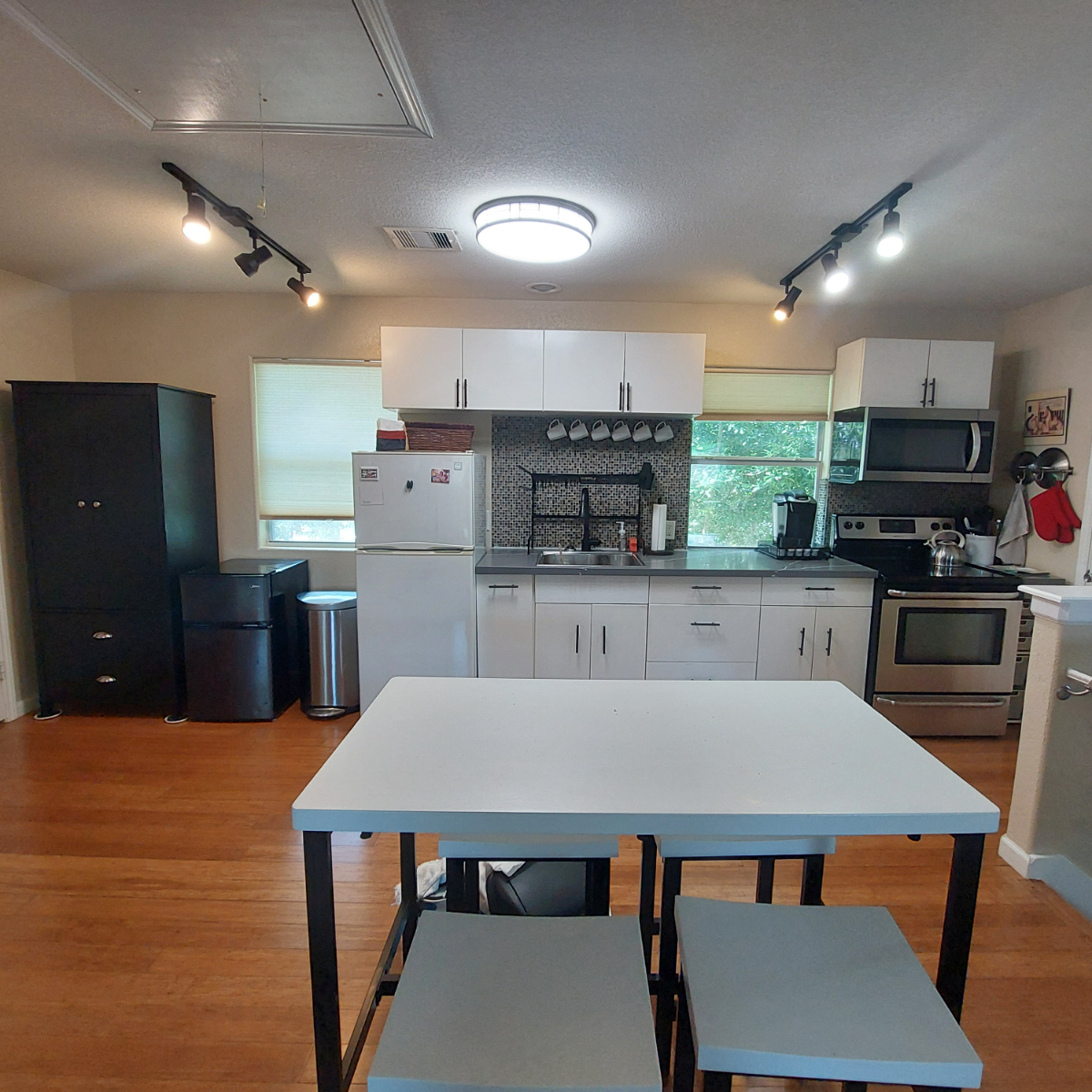 Garage Apartment in Quiet & Safe Residential Neighborhood. - Photo 8