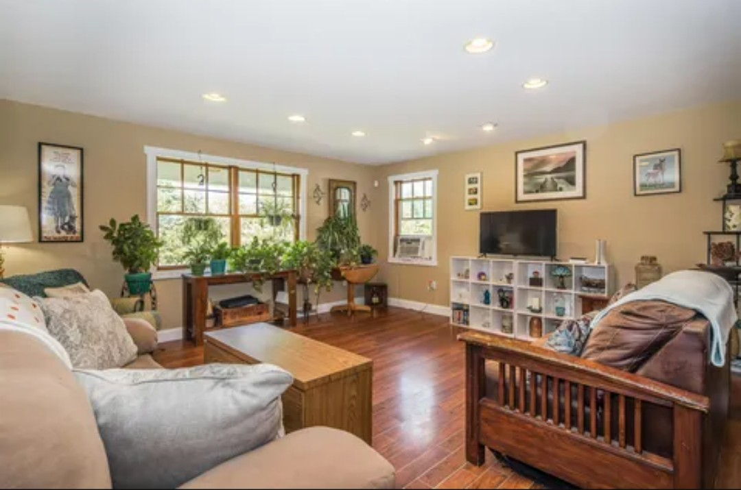 Quiet Furnished Apartment With Bonus Room Near Hospitals, University & Lake Bomoseen - Photo 1