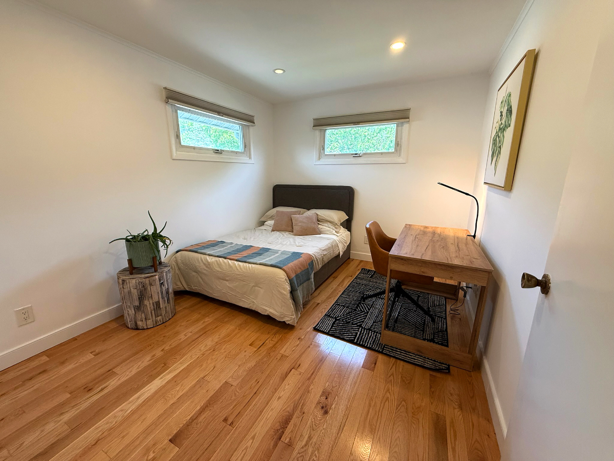 Cozy Pelham Village 3-bedroom home, Walk to Train, Chef's Kitchen, Parking & WiFi - Photo 1