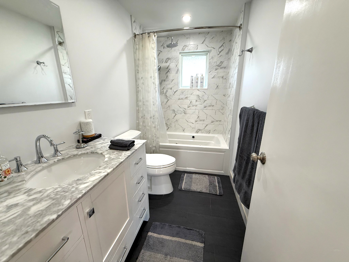 Cozy Pelham Village 3-bedroom home, Walk to Train, Chef's Kitchen, Parking & WiFi - Photo 2