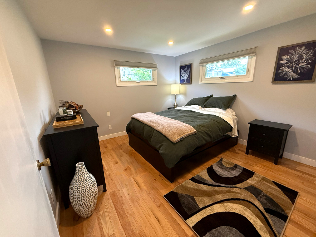 Cozy Pelham Village 3-bedroom home, Walk to Train, Chef's Kitchen, Parking & WiFi - Photo 3