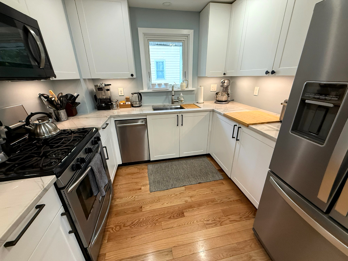 Cozy Pelham Village 3-bedroom home, Walk to Train, Chef's Kitchen, Parking & WiFi - Photo 4