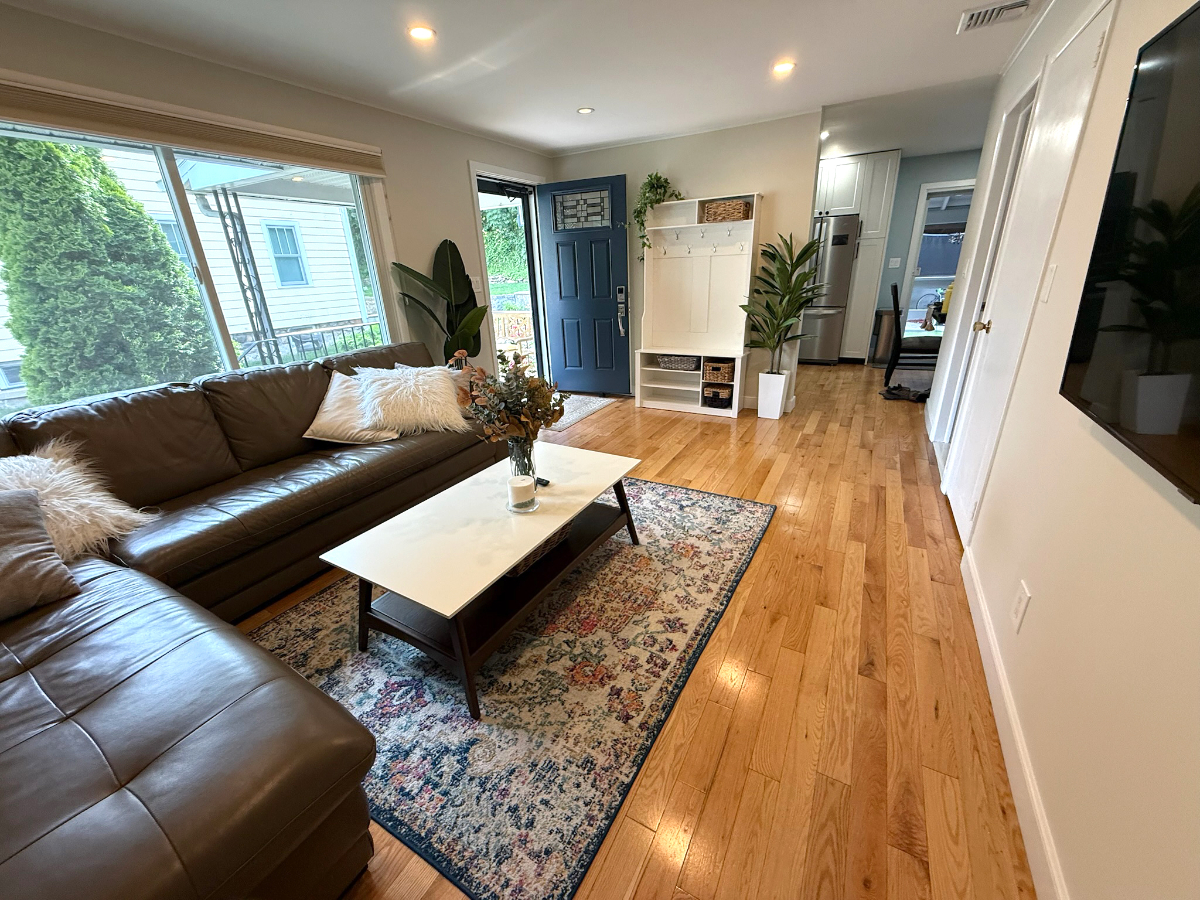 Cozy Pelham Village 3-bedroom home, Walk to Train, Chef's Kitchen, Parking & WiFi - Photo 5