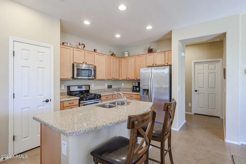 Quiet 2BR plus office in gated Goodyear community - Photo 3
