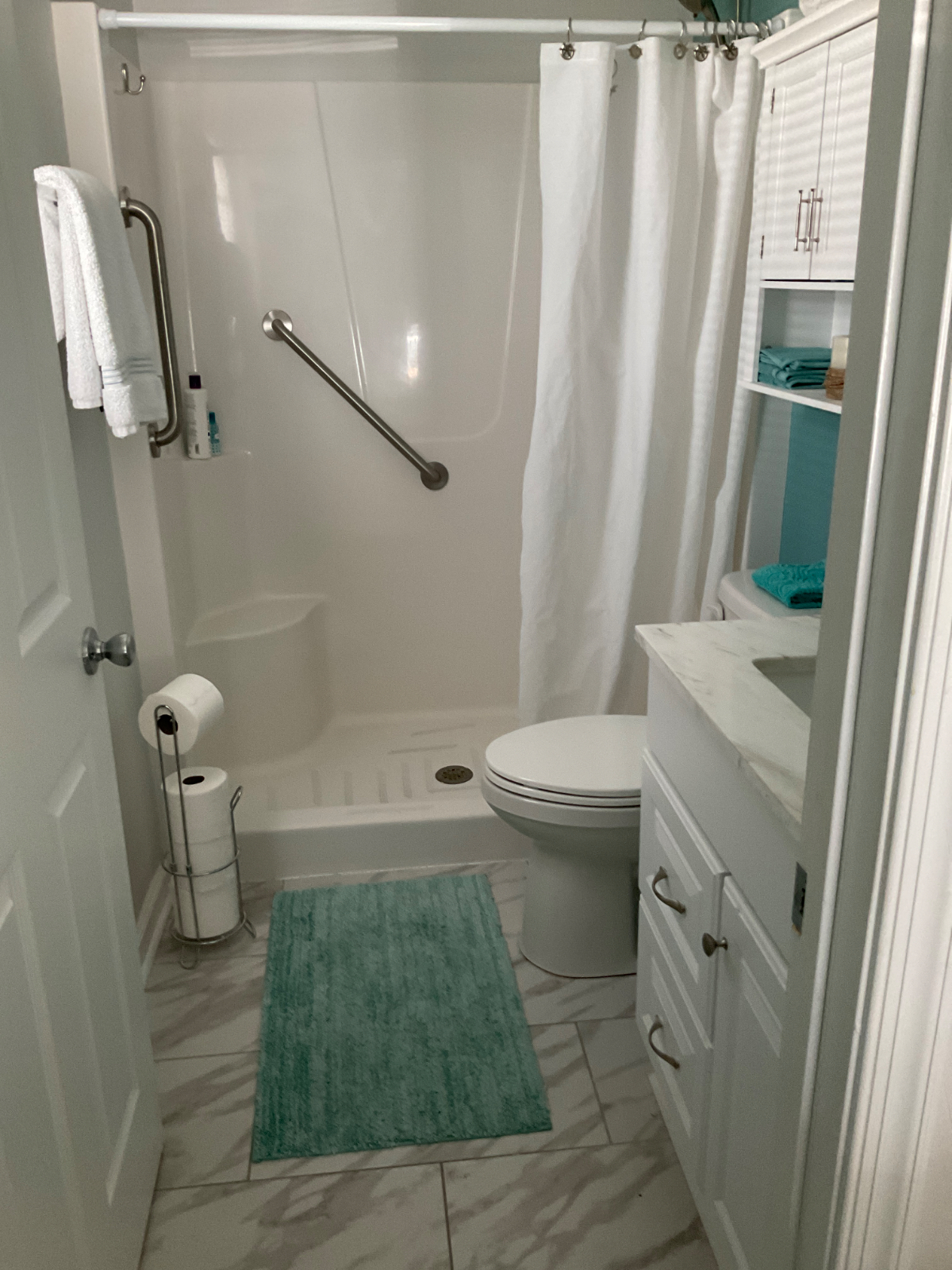 Beautiful private bedroom with bathroom - Photo 3
