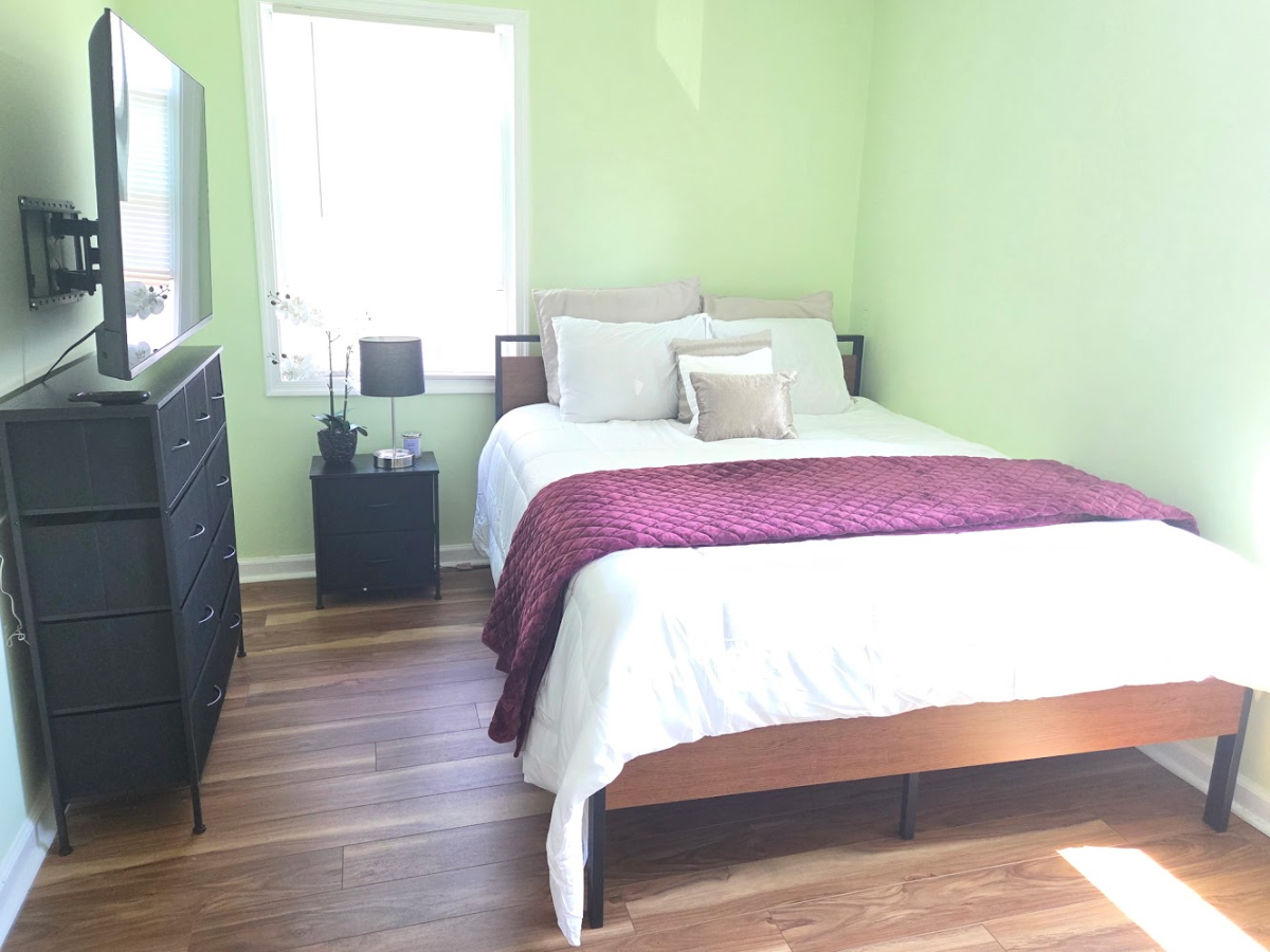 Private room, bathroom , kitchenette and living area available - Photo 2