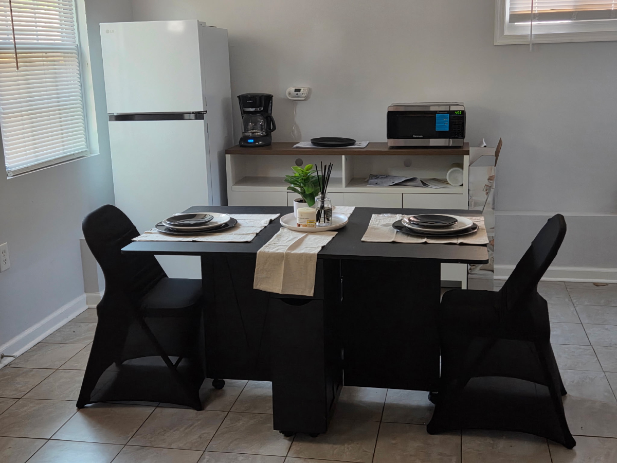 Private room, bathroom , kitchenette and living area available - Photo 8