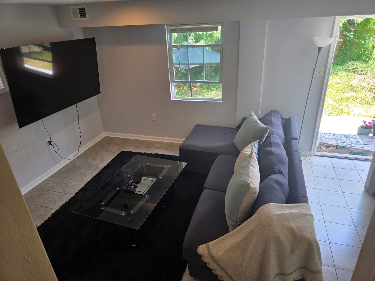 Private room, bathroom , kitchenette and living area available - Photo 6