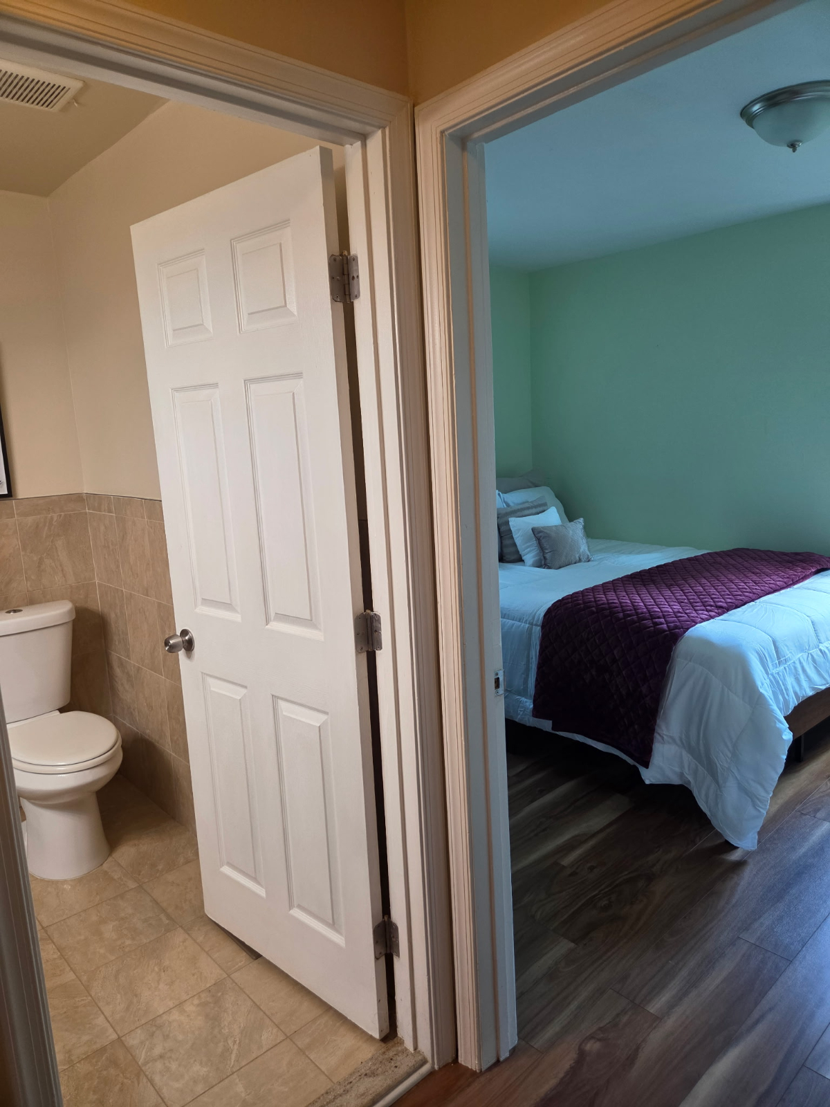 Private room, bathroom , kitchenette and living area available - Photo 5