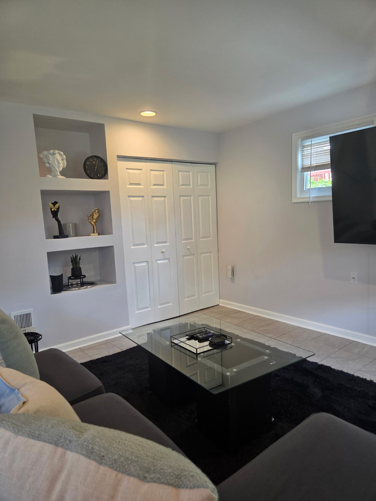 Private room, bathroom , kitchenette and living area available - Photo 7