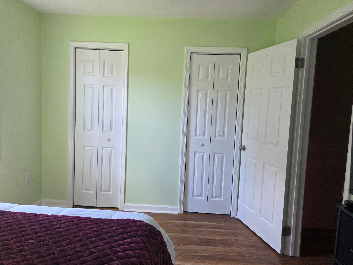Private room, bathroom , kitchenette and living area available - Photo 3