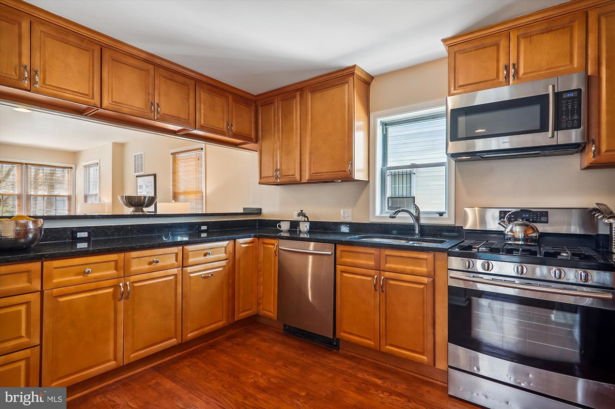 Private room, bathroom , kitchenette and living area available - Photo 9