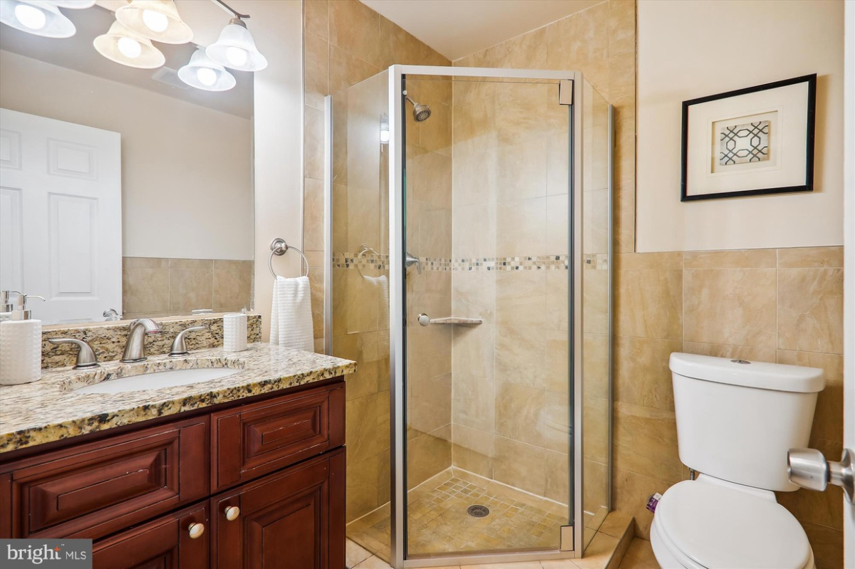 Private room, bathroom , kitchenette and living area available - Photo 4