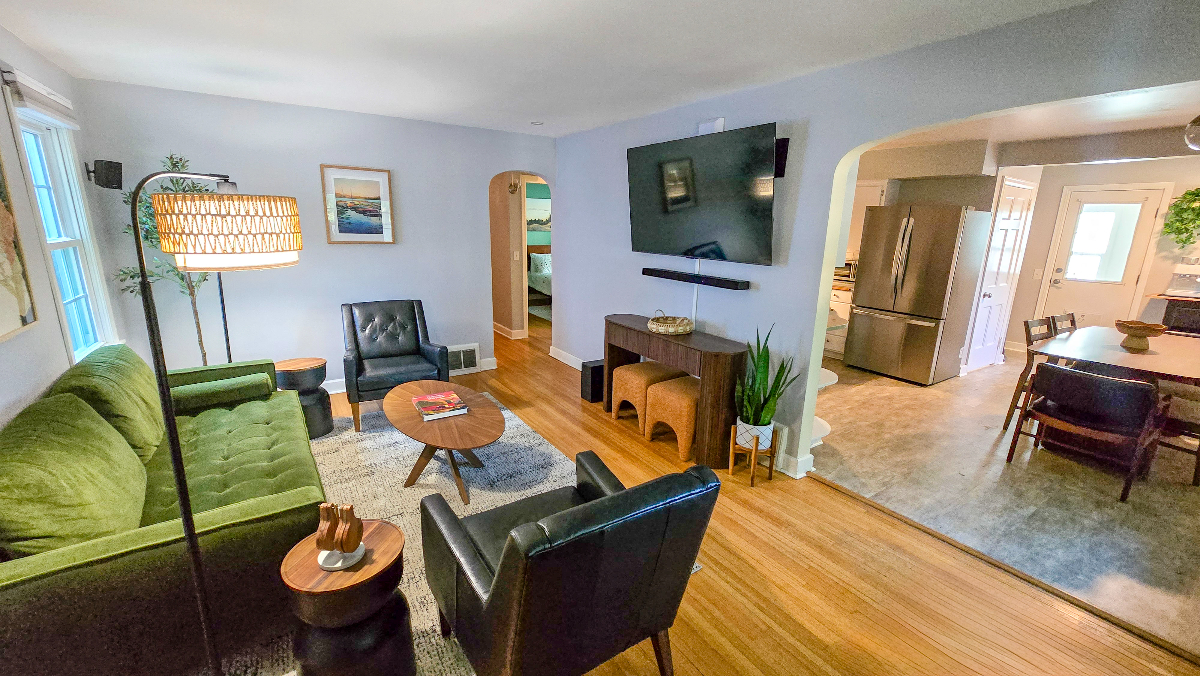 Newly Furnished 3BR Home with Office, Finished Basement & Utilities Included - Photo 2