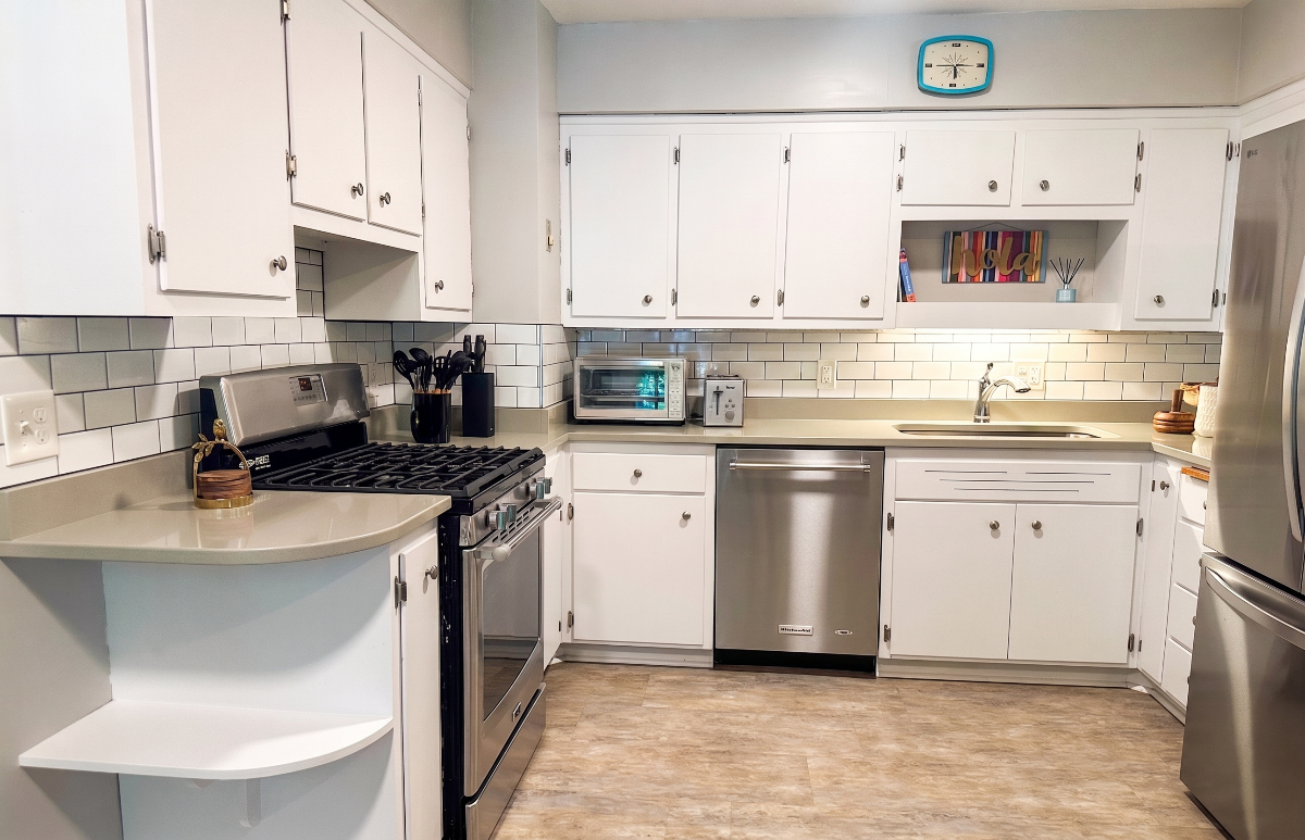 Newly Furnished 3BR Home with Office, Finished Basement & Utilities Included - Photo 4