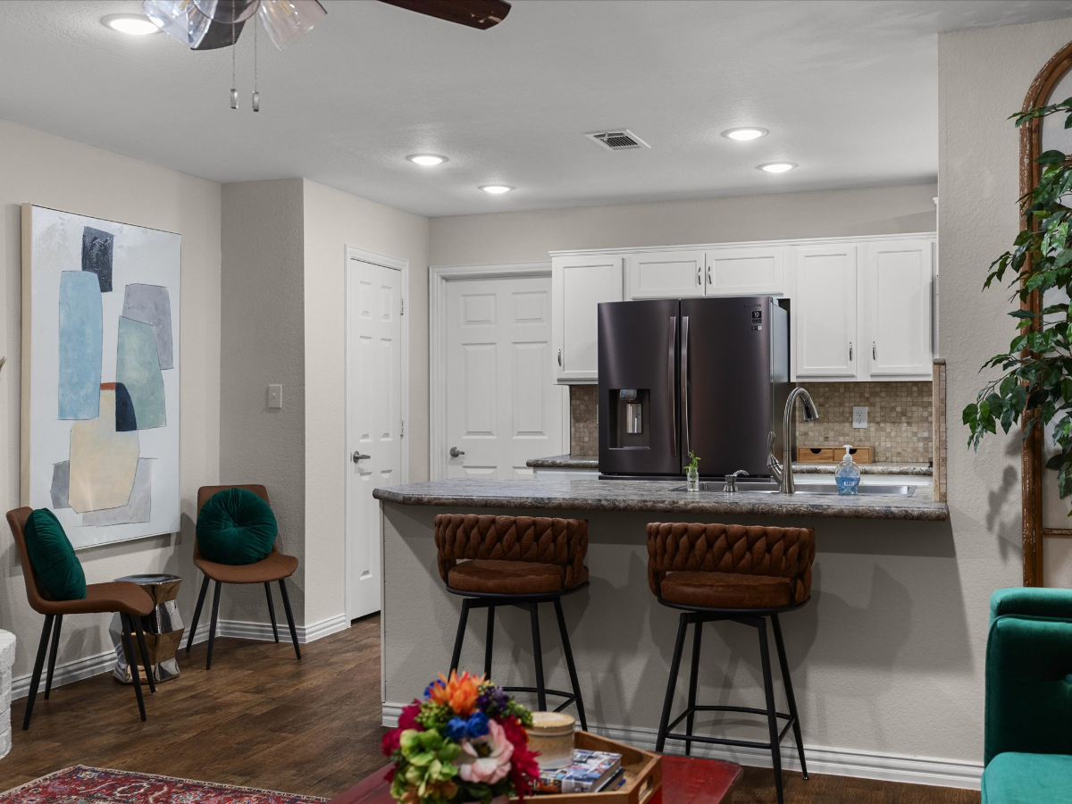 Spacious 3 Bed Mid-Century Home - Photo 6