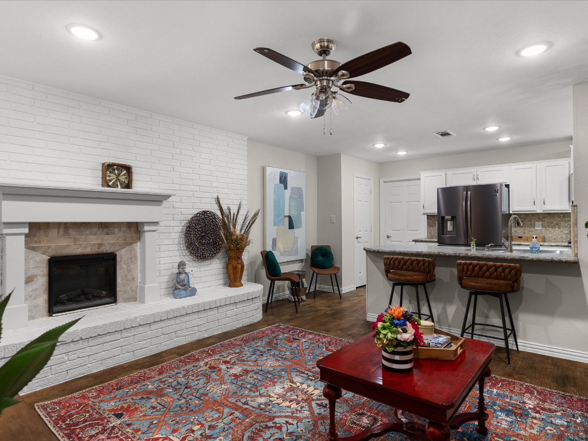 Spacious 3 Bed Mid-Century Home - Photo 8