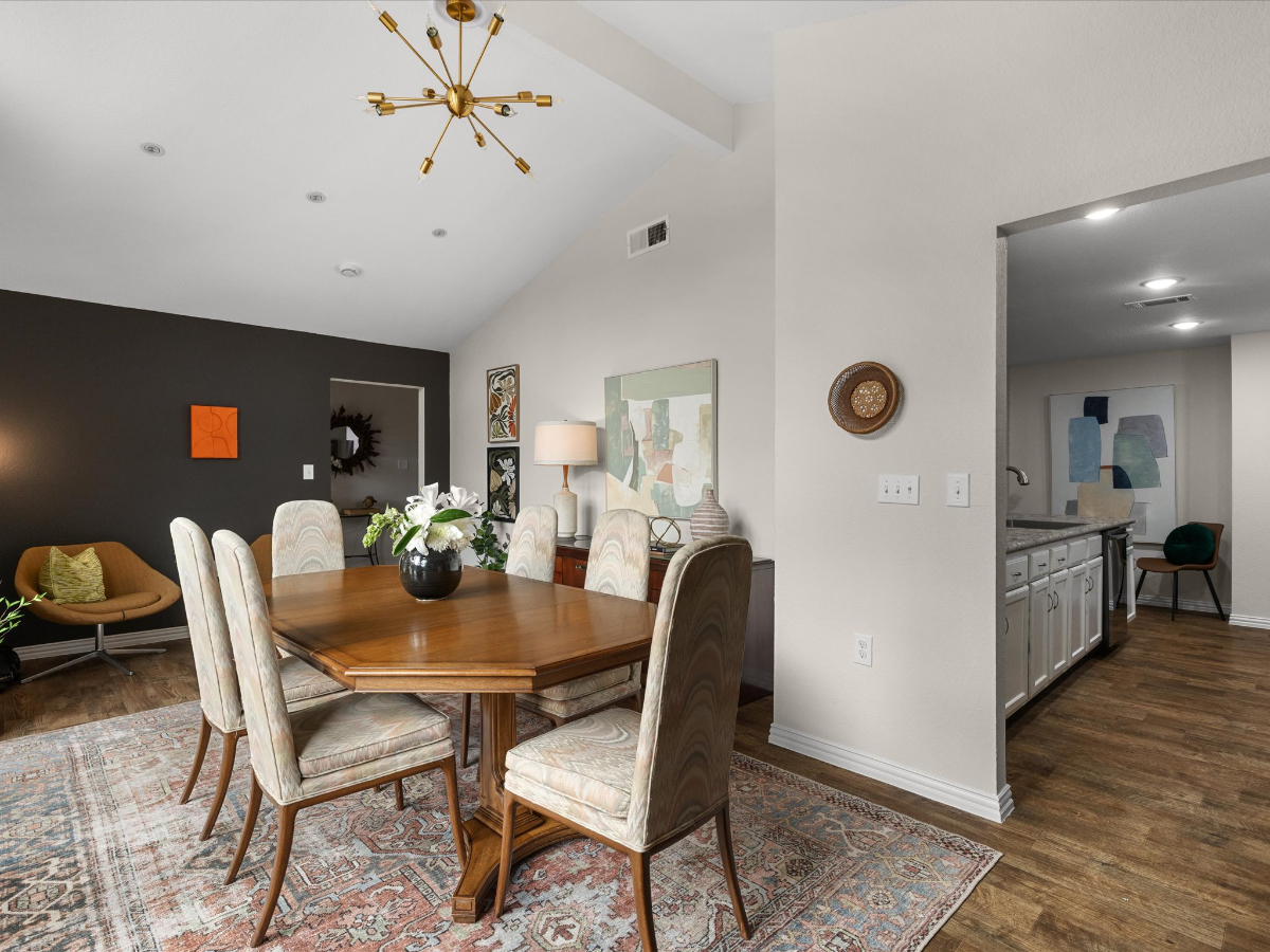 Spacious 3 Bed Mid-Century Home - Photo 3