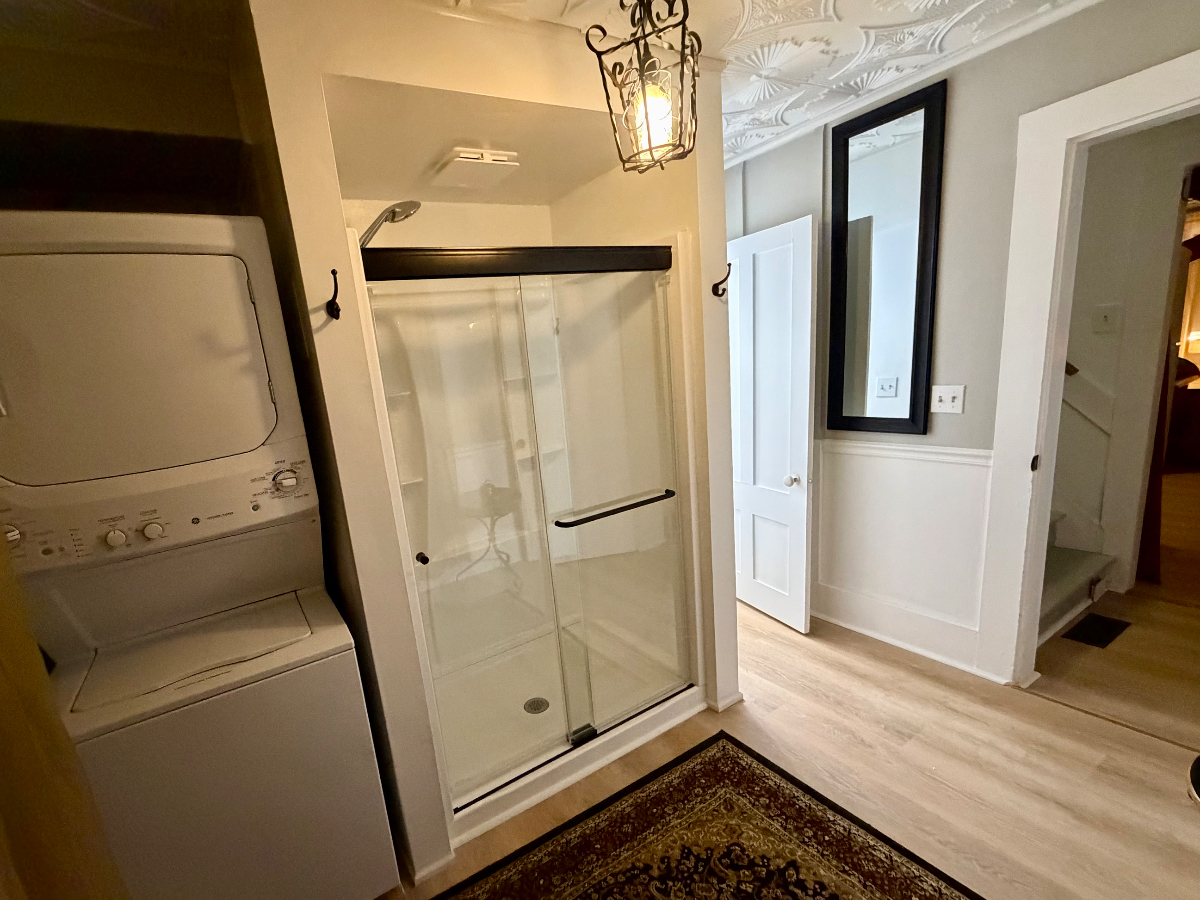 Large triplex close to the hospital and lake. - Photo 3