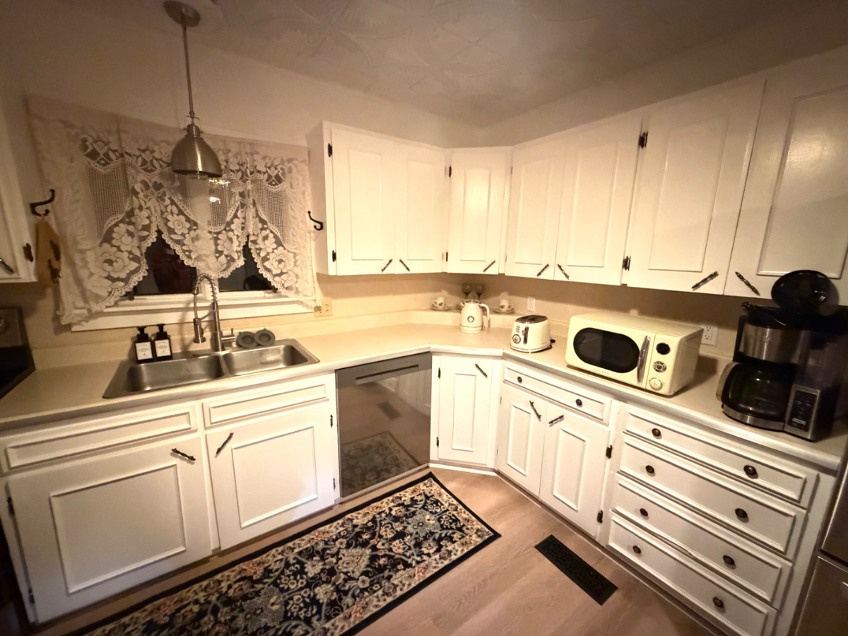 Large triplex close to the hospital and lake. - Photo 3