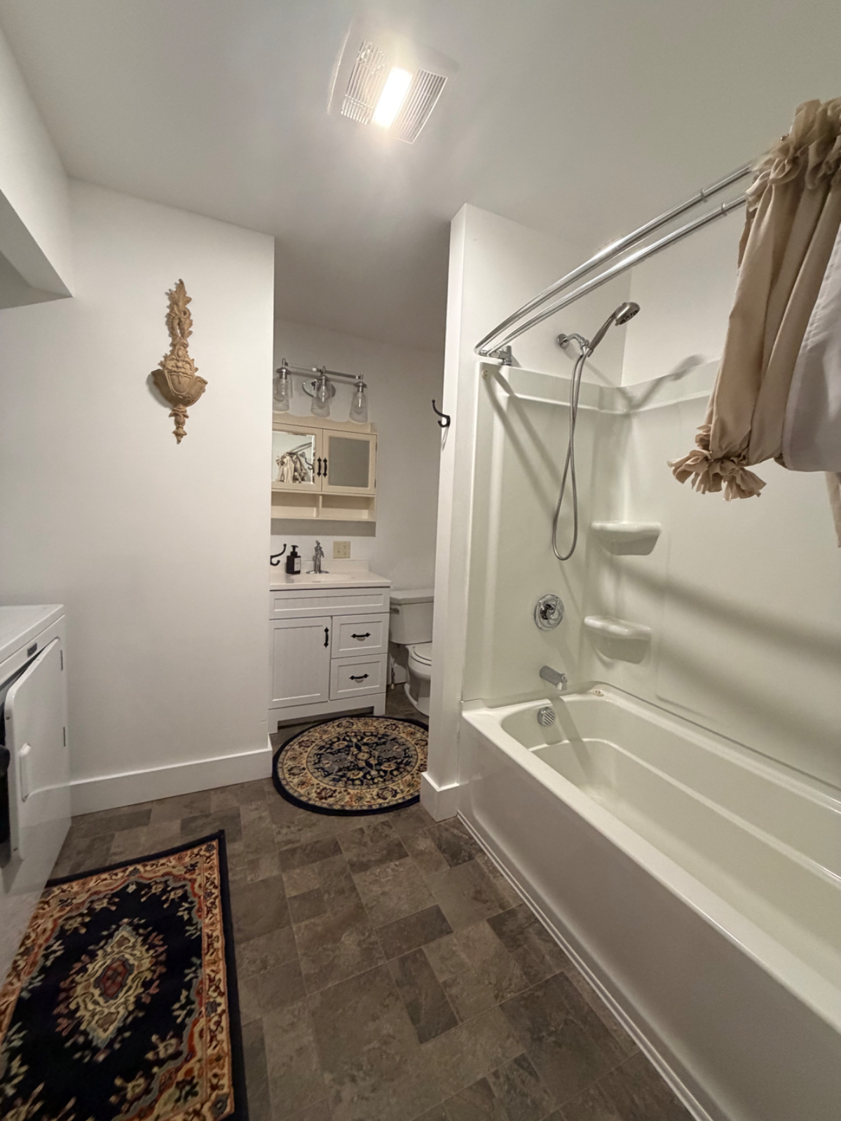 Large triplex close to the hospital and lake. - Photo 9