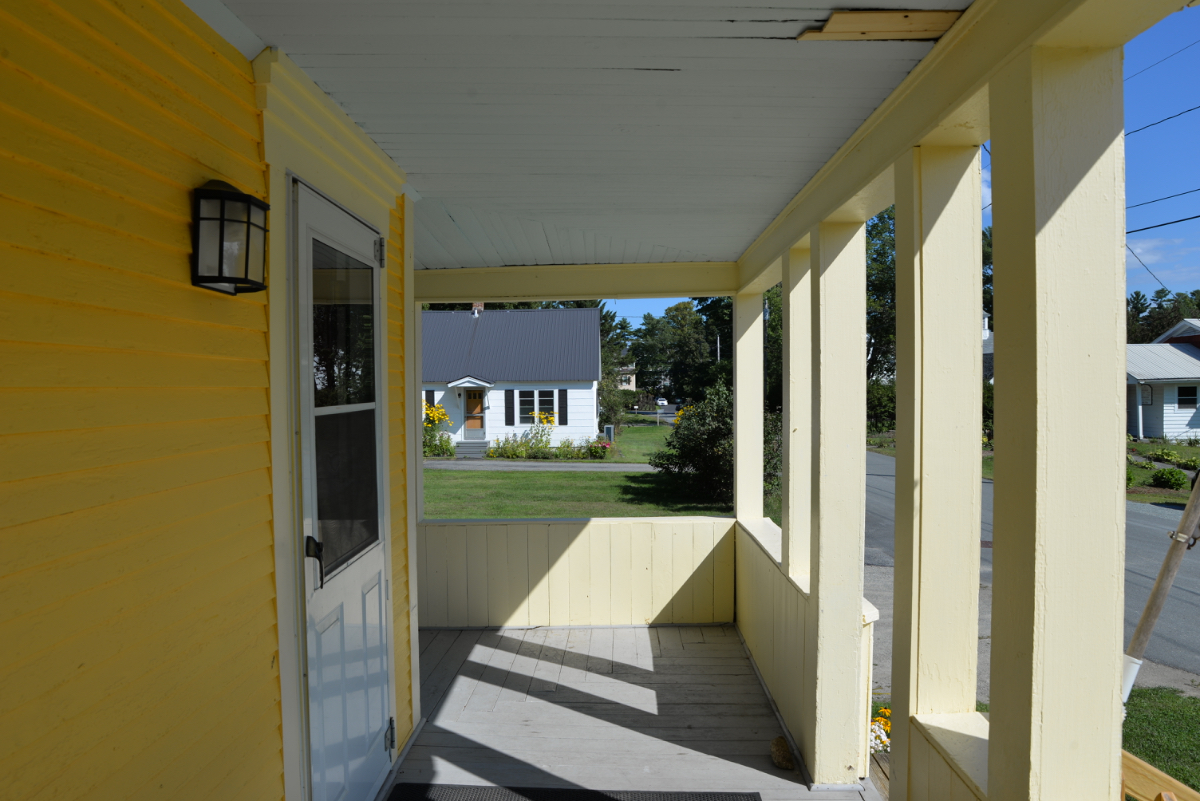 Cozy 3BR Apartment In Prime Location Just Steps From Downtown & Near Hospitals - Photo 3