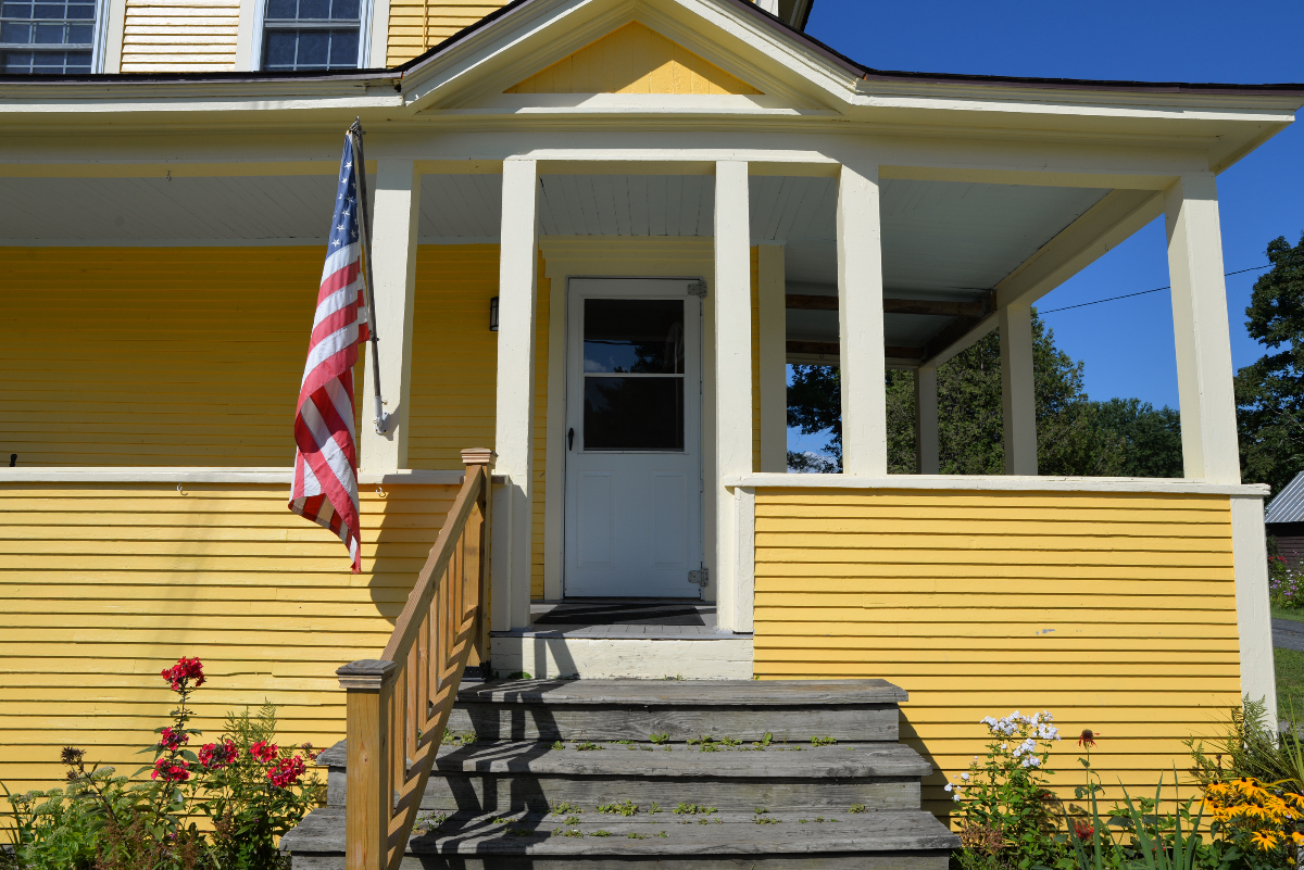 Cozy 3BR Apartment In Prime Location Just Steps From Downtown & Near Hospitals - Photo 1