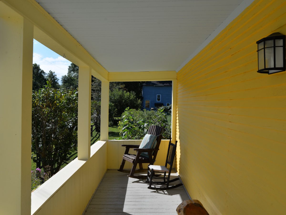 Cozy 3BR Apartment In Prime Location Just Steps From Downtown & Near Hospitals - Photo 2