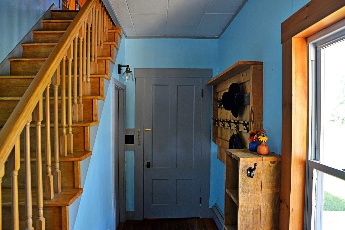 Cozy 3BR Apartment In Prime Location Just Steps From Downtown & Near Hospitals - Photo 4