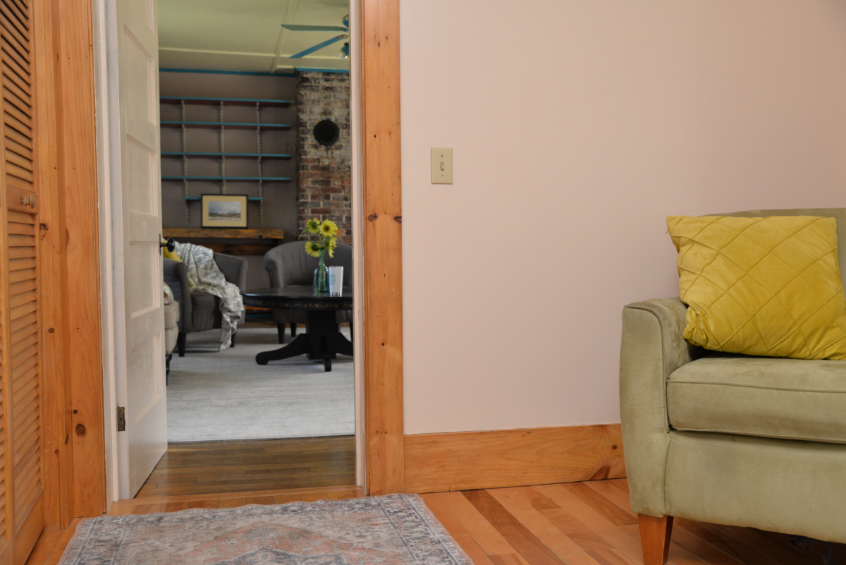 Cozy 3BR Apartment In Prime Location Just Steps From Downtown & Near Hospitals - Photo 10