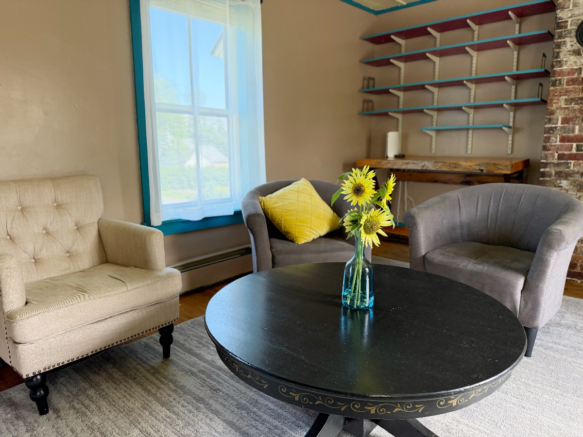 Cozy 3BR Apartment In Prime Location Just Steps From Downtown & Near Hospitals - Photo 7