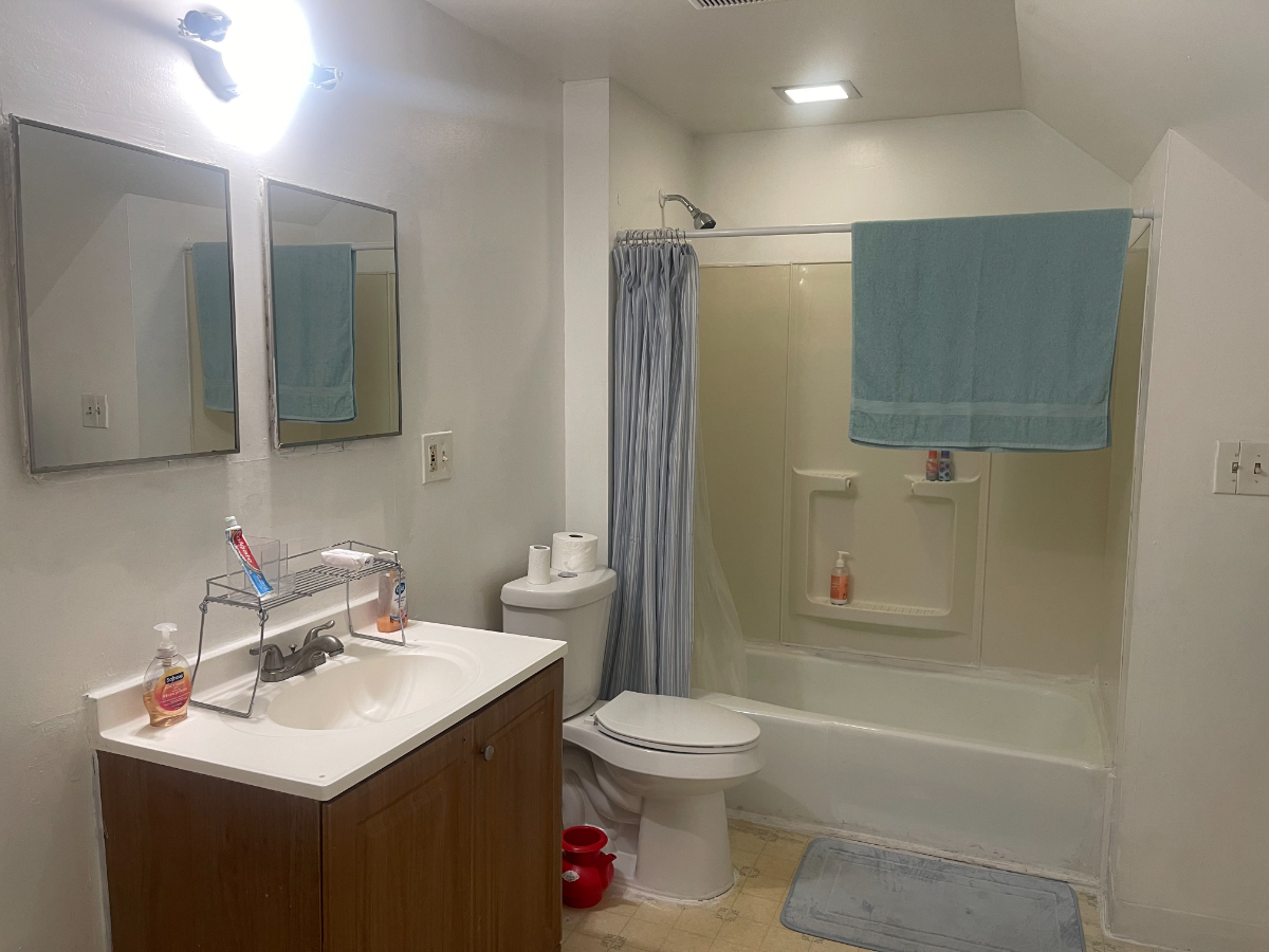 Spacious 4BR Home - 2 Full Baths - 10 Min to ECMC & Buffalo General - Parking & W/D - Photo 5