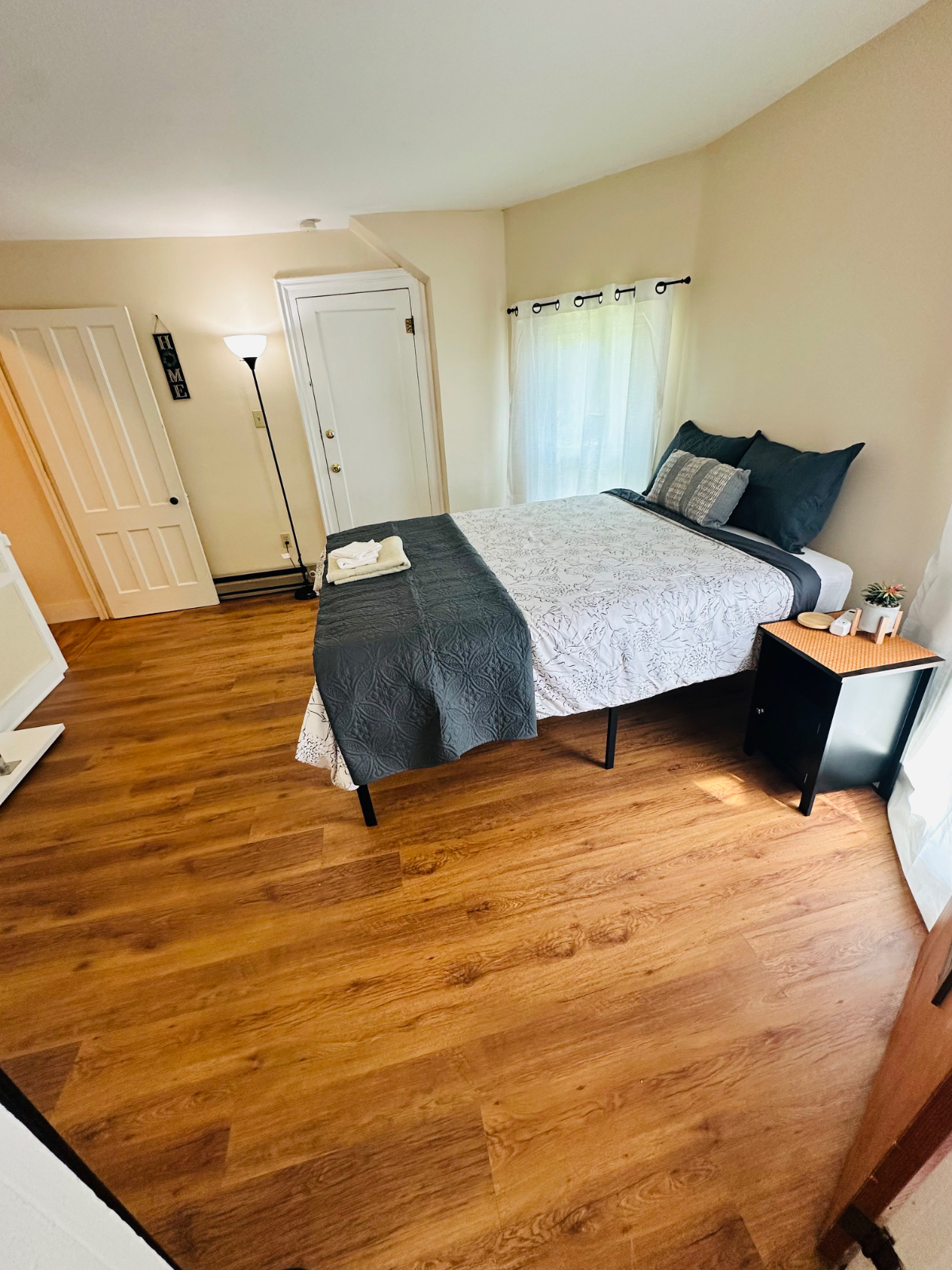 No sharing - 4 mins from Hospital - Entire apartment - free Wifi - off street parking - safe and qui - Photo 2