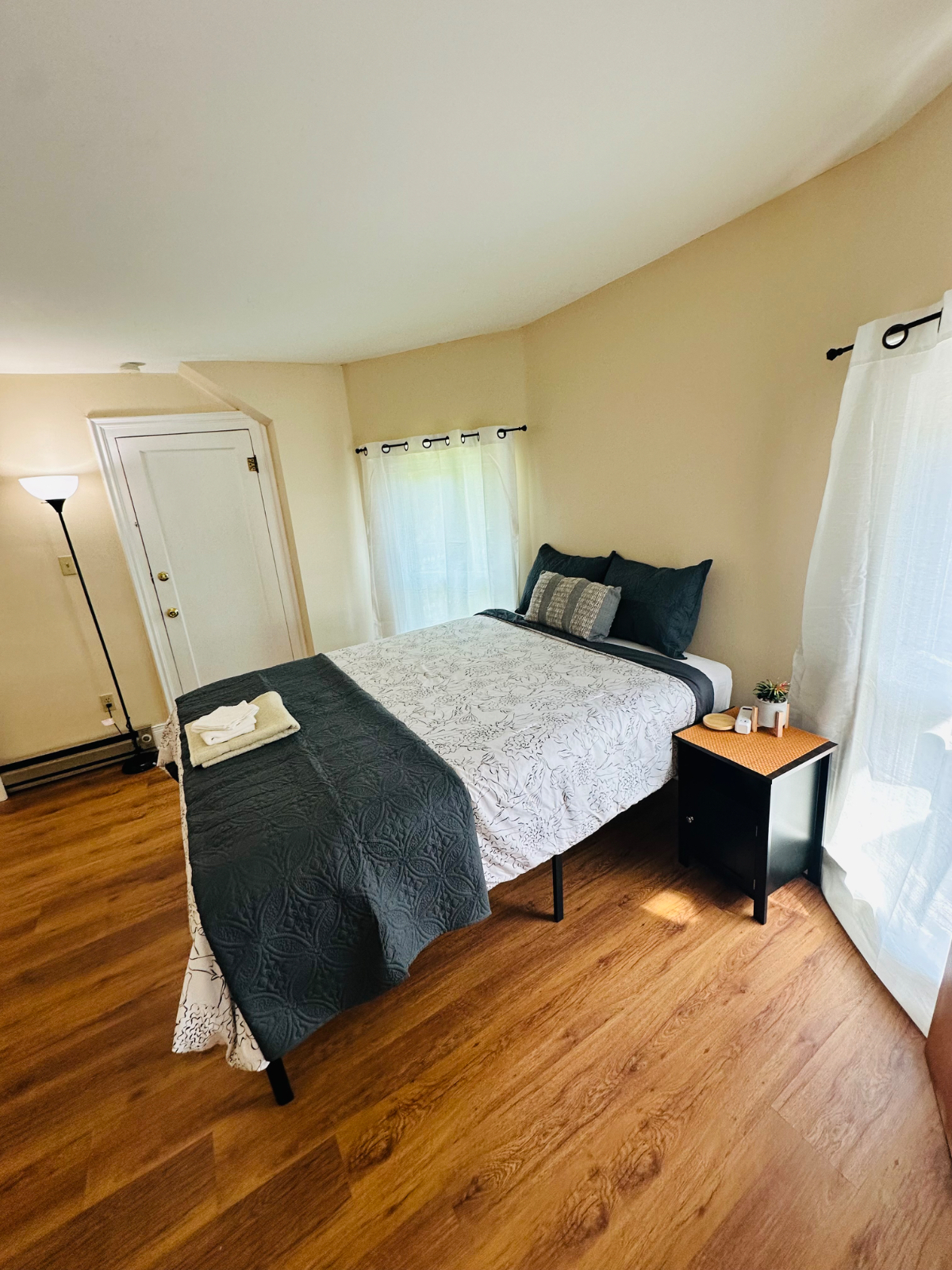 No sharing - 4 mins from Hospital - Entire apartment - free Wifi - off street parking - safe and qui - Photo 3