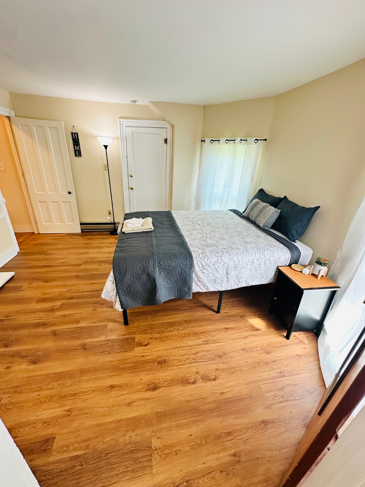 No sharing - 4 mins from Hospital - Entire apartment - free Wifi - off street parking - safe and qui - Photo 4