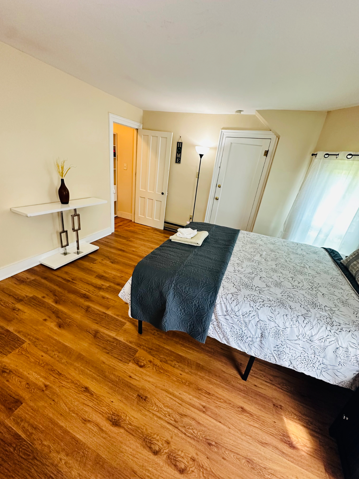 No sharing - 4 mins from Hospital - Entire apartment - free Wifi - off street parking - safe and qui - Photo 5