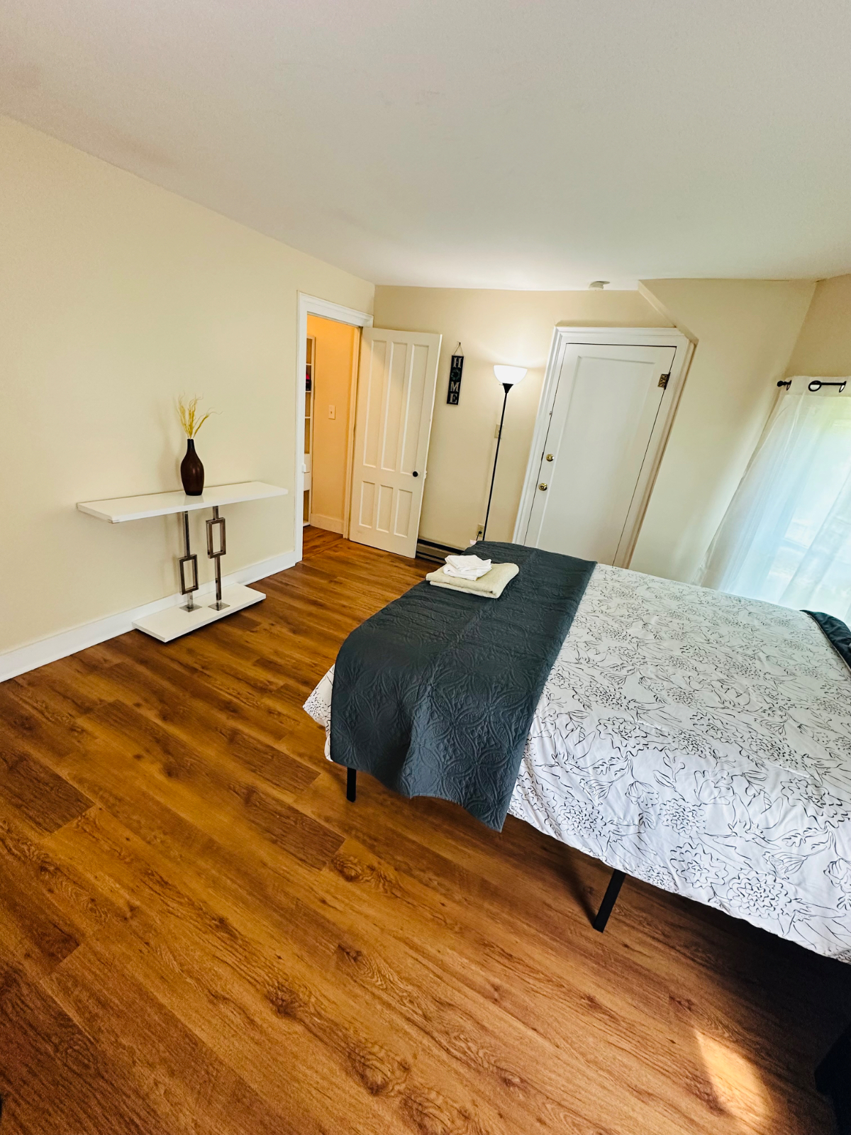 No sharing - 4 mins from Hospital - Entire apartment - free Wifi - off street parking - safe and qui - Photo 6