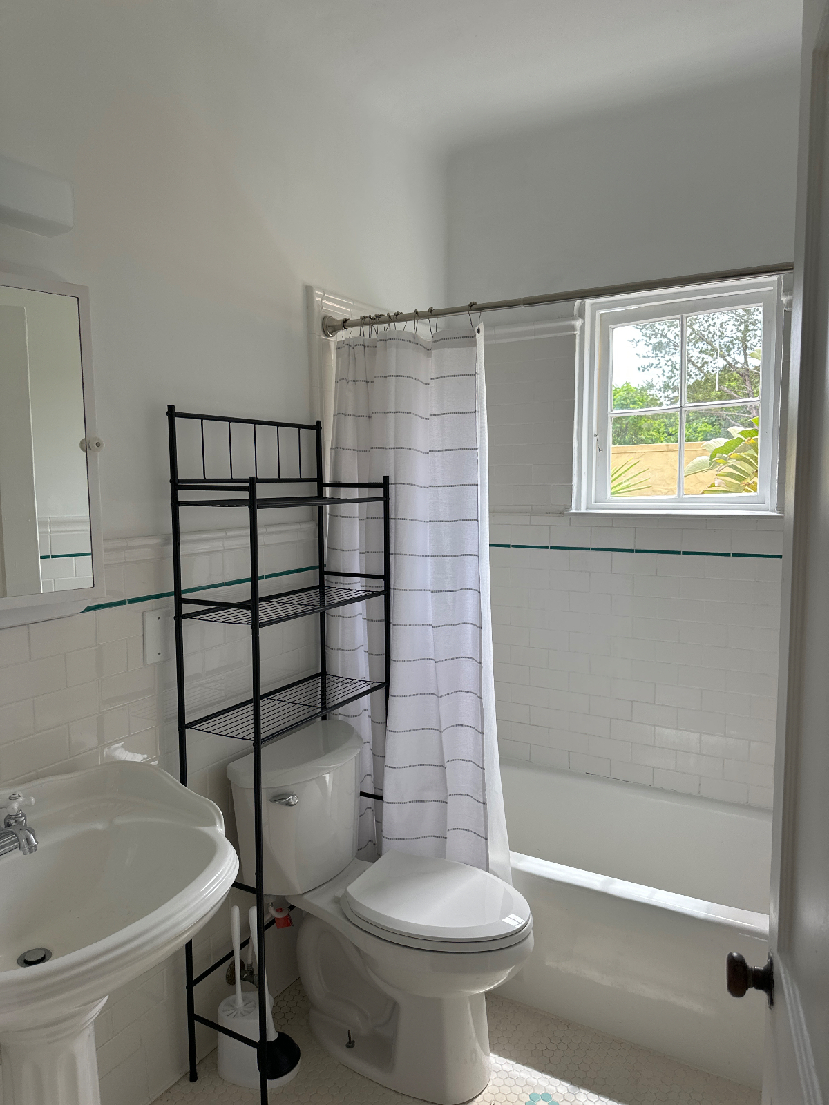 newly renovated Mediterranean cozy - Photo 6